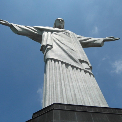 Gesichtsmaske wurde auf berühmte brasilianische Cristo-Redentor-Statue projiziert