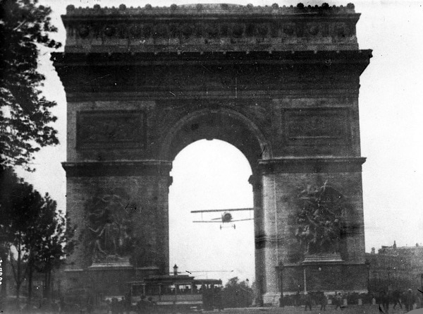 07.08.: Flug durch den Arc de Triomphe in Paris
