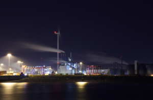 Hamburg Hafen und Windrad - Michael Heinbockel